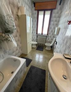 a bathroom with a tub and a toilet and a sink at Le ballerine in Crocetta