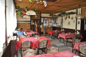 A restaurant or other place to eat at Pension Sparta