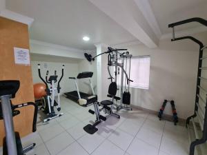 een fitnessruimte met diverse fitnessapparatuur in een kamer bij Apartamento pé na areia e piscina in Capão da Canoa