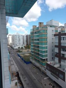 uma vista para uma rua da cidade com edifícios altos em Apartamento pé na areia e piscina em Capão da Canoa