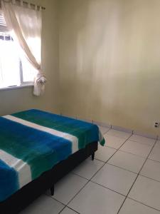 a bedroom with a bed and a window at CASA GRIEBELER 02 in Cabo Frio