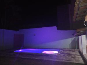 een paarse kamer met een toilet in het donker bij CASA GRIEBELER 02 in Cabo Frio