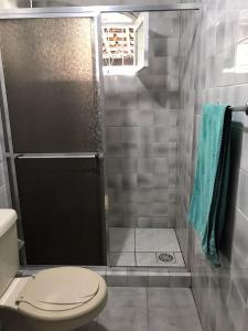 bagno con doccia e servizi igienici di CASA GRIEBELER 02 a Cabo Frio