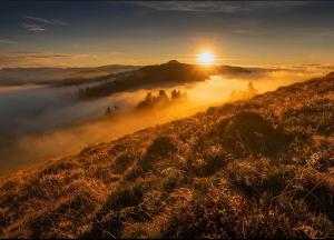 コルビエルフにあるDom Wypoczynkowy Pod Polankąの日の出を背景にした丘の霧