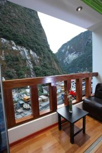 uma sala de estar com vista para uma montanha em USGAR Machupicchu Boutique em Machu Picchu
