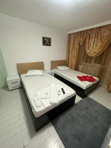 En eller flere senge i et værelse på Casa Alpin Videle