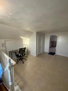 Gambar di galeri bagi Spacious 2nd floor split level with scenic views of Gloucester di Gloucester