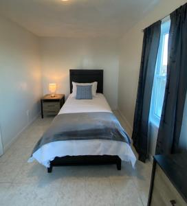 Katil atau katil-katil dalam bilik di Spacious 2nd floor split level with scenic views of Gloucester