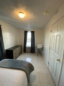 Katil atau katil-katil dalam bilik di Spacious 2nd floor split level with scenic views of Gloucester