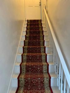 Gambar di galeri bagi Spacious 2nd floor split level with scenic views of Gloucester di Gloucester