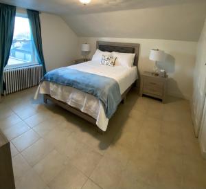 Katil atau katil-katil dalam bilik di Spacious 2nd floor split level with scenic views of Gloucester
