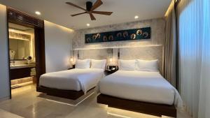 - une chambre avec 2 lits et un ventilateur de plafond dans l'établissement Solaz, a Luxury Collection Resort, Los Cabos, à San José del Cabo