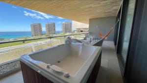 Cette chambre dispose d'une baignoire et offre une vue sur l'océan. dans l'établissement Solaz, a Luxury Collection Resort, Los Cabos, à San José del Cabo