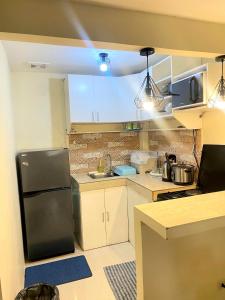 バコロドにある2 Bedroom townhouse in Bacolod Cityの小さなキッチン(冷蔵庫、シンク付)