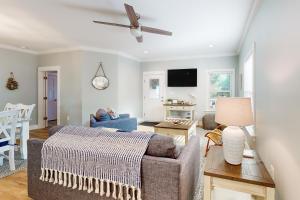 uma sala de estar com um sofá e uma ventoinha de tecto em Serene Hideaway em Gulf Shores