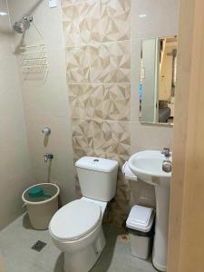 y baño con aseo y lavamanos. en 2 Bedroom townhouse in Bacolod City, en Bacolod