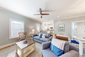 uma sala de estar com um sofá e uma mesa em Serene Hideaway em Gulf Shores