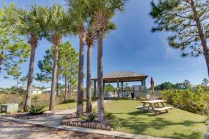 um parque com uma mesa de piquenique e palmeiras em Serene Hideaway em Gulf Shores