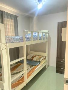 1 Schlafzimmer mit 2 Etagenbetten in einem Zimmer in der Unterkunft 2 Bedroom townhouse in Bacolod City in Bacolod City
