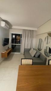 una sala de estar con un sofá y una mesa en Salinas Exclusive Resort 1308, en Salinópolis