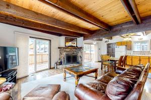サウス・レイクタホにあるDeer Trail Retreatのソファと暖炉のあるリビングルーム