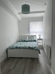una camera bianca con un letto di High Barnet Studio Flat a Barnet