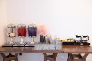 Příslušenství pro přípravu čaje a kávy v ubytování Velar Hotel Con Dao - Vung Tau