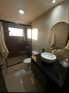 bagno con lavandino, servizi igienici e specchio di Lujoso depto. en Equipetrol a Santa Cruz de la Sierra