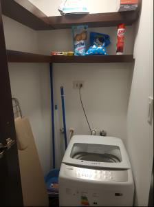 Ein Toaster steht auf einem Regal in einem Zimmer in der Unterkunft Dpto 1 dorm, 2 TVs, 2 AirCond, piscina & cowork in Santa Cruz de la Sierra + 17 Fotos