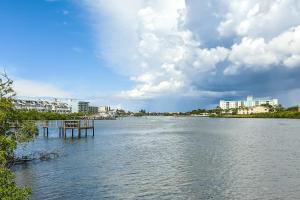een rivier met een steiger midden in de stad bij Sea Shell 44 in Clearwater Beach