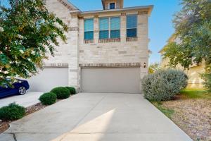 une maison avec deux portes de garage devant elle dans l'établissement Balanced at Brachetto, à San Antonio