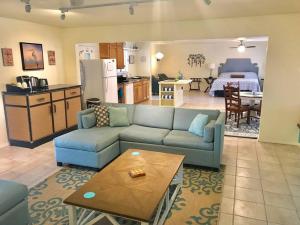 sala de estar con sofá azul y cocina en Crane Suite Hot Tub Bbq King Bed- Sleeps 4, en Ahwahnee