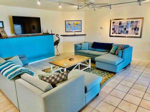 una sala de estar con sofás azules y una mesa. en Crane Suite Hot Tub Bbq King Bed- Sleeps 4, en Ahwahnee