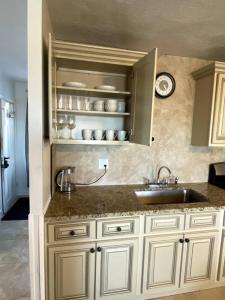 Dapur atau dapur kecil di Spacious 2nd floor split level with scenic views of Gloucester