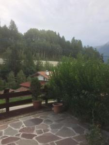 Elle offre une vue sur un jardin avec des arbres et une clôture. dans l'établissement BIS Vipiteno, à Vipiteno