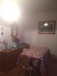 um quarto com uma mesa com uma toalha de mesa em BIS Vipiteno em Vipiteno