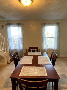 Gambar di galeri bagi Spacious 2nd floor split level with scenic views of Gloucester di Gloucester