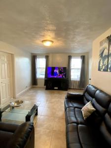 Ruang duduk di Spacious 2nd floor split level with scenic views of Gloucester