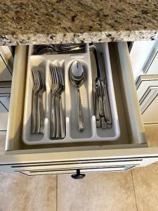 Dapur atau dapur kecil di Spacious 2nd floor split level with scenic views of Gloucester