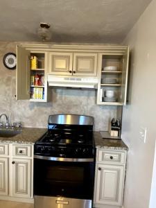 Dapur atau dapur kecil di Spacious 2nd floor split level with scenic views of Gloucester