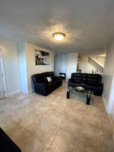 Ruang duduk di Spacious 2nd floor split level with scenic views of Gloucester