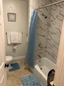 Bilik mandi di Spacious 2nd floor split level with scenic views of Gloucester