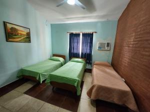 une chambre à l'hôpital avec deux lits et une fenêtre dans l'établissement El Desafío, à Santa Ana