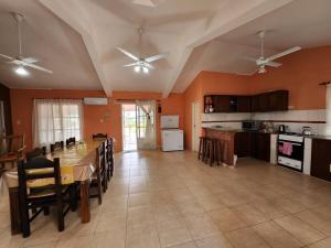 a dining room and kitchen with a table and chairs at El Desafío in Santa Ana