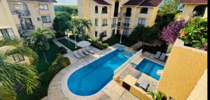 una vista aérea de una piscina frente a dos edificios en Caribbean apartment, en Cancún
