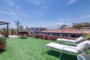 un patio avec des chaises longues sur le toit dans l'établissement FRIENDLY AQP, à Arequipa
