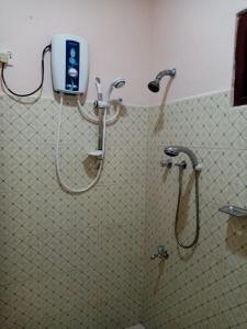 baño con 2 cabezales de ducha y teléfono en la pared en House of Rose, en Dodanduwa
