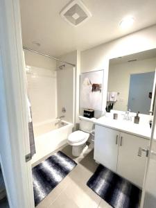 a bathroom with a toilet and a tub and a sink at PGA West 65 - 3 bdrm w/Loft, Sleeps 8, Pool, Gym in La Quinta