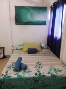 two beds sitting next to each other in a bedroom at Cabina Grande en Brasilito con piscina a 2 min caminando de playa brasilito in Brasilito