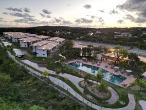 einen Luftblick auf ein Resort mit einem Pool in der Unterkunft INCRIVEL apartamento com vista lago! in Praia do Forte